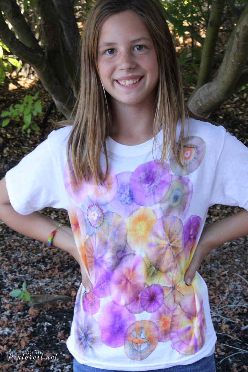 Sharpie Tie Dye Tee Shirts - This is the easy, fast, non-messy way to make tie dye tee shirts! We tested this method and you can complete a tie dye tee shirt in under an hour! #Craft #Sharpie #Tie Dye