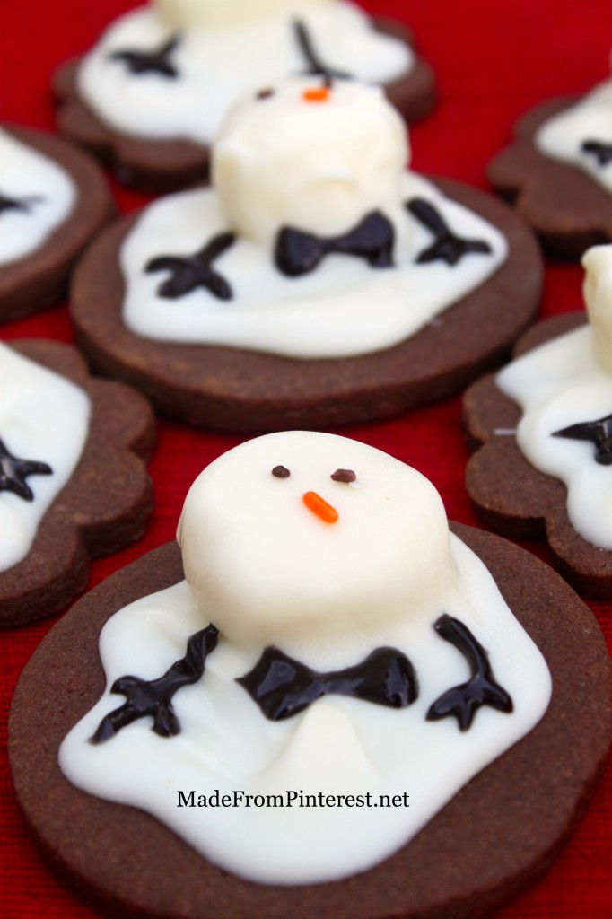 These Melting Snowman Cookies are going to look perfect on holiday goodie plates.