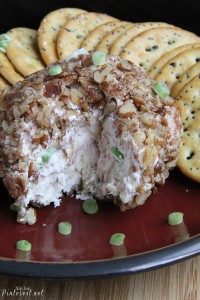 Pineapple Cheeseball - ohhh la, la this tastes so wonderful! Everyone in my family loved it! #Cheeseball #Appetizer #Recipe