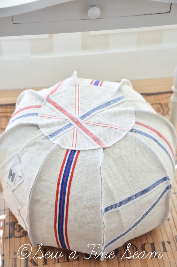 union-jack-pouf