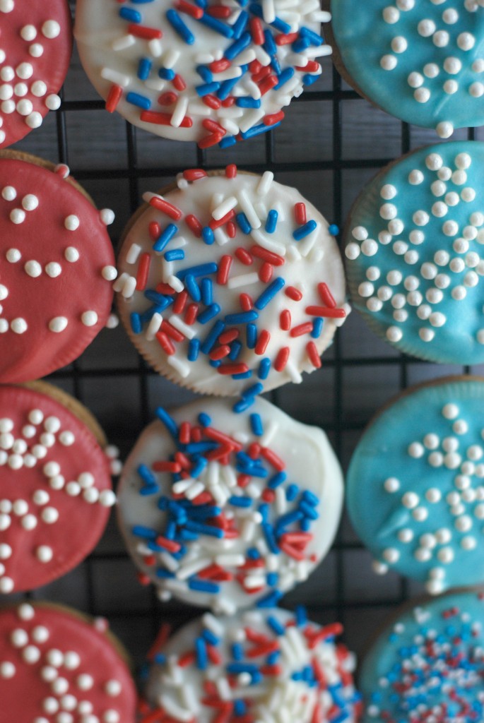 Chocolate Dipped Oreos. Super EASY. These cool uber quick and are ready to go in minutes