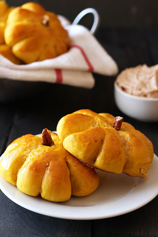 Pumpkin-Bread-Rolls