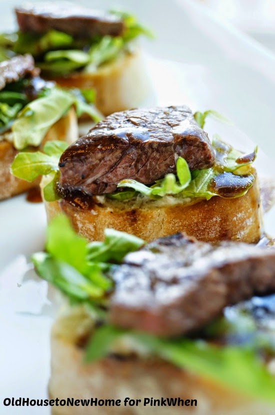Balsamic-Beef-Crostini-with-Herbed-Cheese-and-Arugula