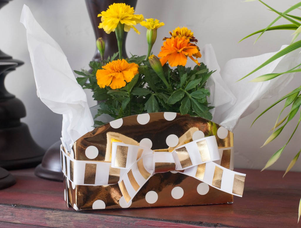 You can make this DIY Gift Box in MINUTES with the Heidi Swapp Minc Foil applicator!  Truth.