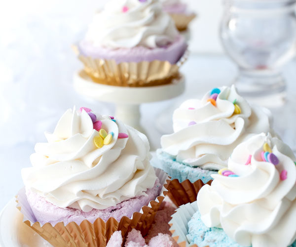 Lush has nothing on these beautiful bath bombs. These fizzy cupcake bath bombs look good enough to eat!