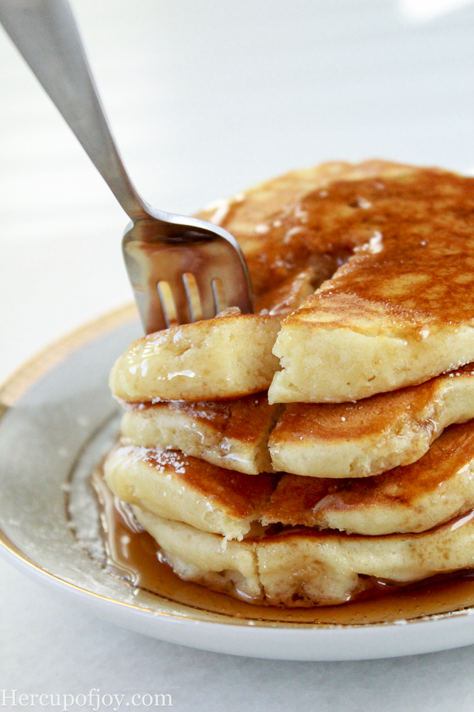 Sour Cream Pancakes - These simple and fluffy sour cream pancakes are delicious! They are easy to make and require little effort. 