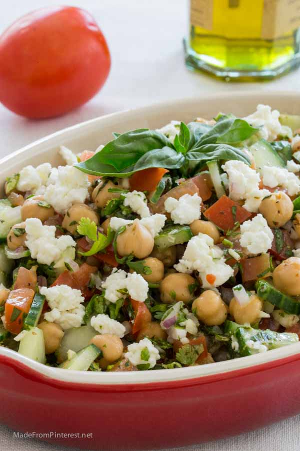 Looking for the perfect side to go with dinner? Found it! Cucumber Tomato Chickpea Salad is delicious! 