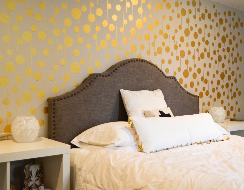 Gold-Stenciled-Wall