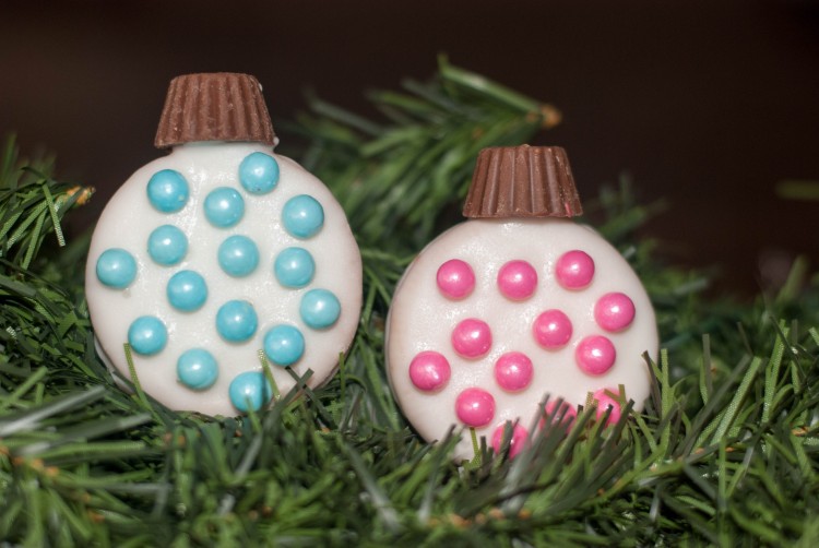 Are you looking for a super easy activity to do with your kids? Why not let them make these darling Oreo Ornaments and then let them eat them with some hot chocolate. The christmas sprinkles make them look so festive. I know that my kids love to eat anything that they get to make themselves.