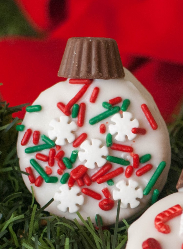 Are you looking for a super easy activity to do with your kids? Why not let them make these darling Oreo Ornaments and then let them eat them with some hot chocolate. The christmas sprinkles make them look so festive. I know that my kids love to eat anything that they get to make themselves.