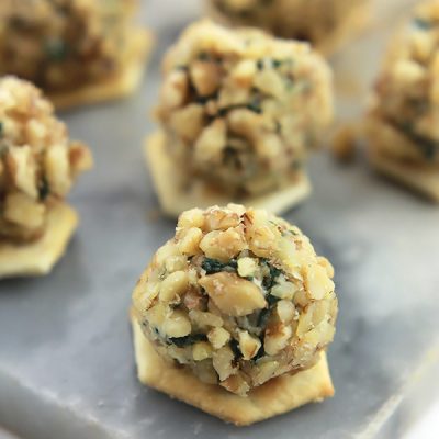 Insanely delicious bite sized Spinach Cheese Balls are easy to make and even easier to eat. A perfect addition to your Game Day menu.