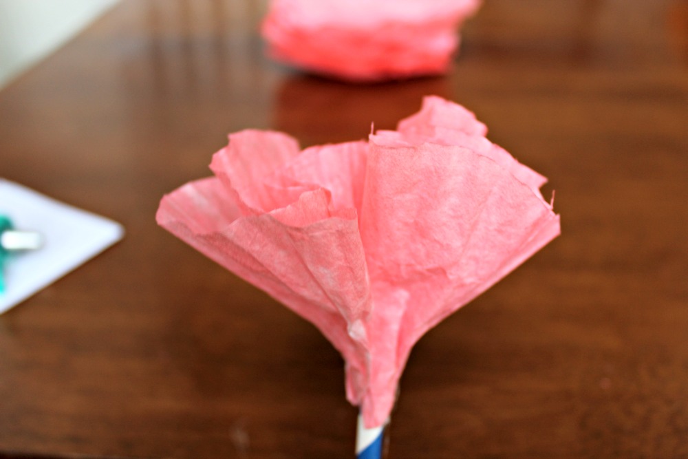 Quick, easy and cheap spring decorations, DIY Coffee Filter Carnations
