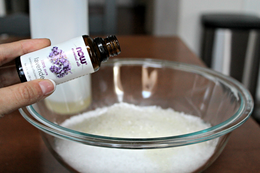 Lavender helps relieve stress, headaches and helps with relaxation. Homemade Lavender Bath Soak is the perfect DIY Gift for all the ladies in your life. Add this quick gift to Mom's easter basket or mix up a batch to give out as teacher gifts at the end of the school year.