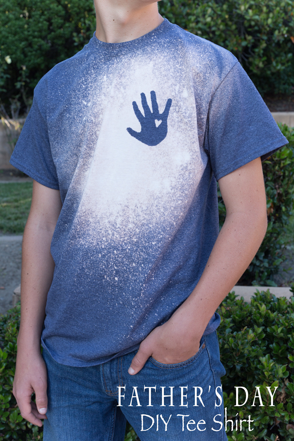 Father's day is just around the corner. I have the perfect gift you can help your grandchildren make for Dad on his special day. An Easy Fathers Day Shirt personalized with your grandchild's handprint. This is a fun, quick and easy project that Dad will love to wear over and over again! And you can always make a second one for Grandpa! (Grandpas love this kind of stuff!) 