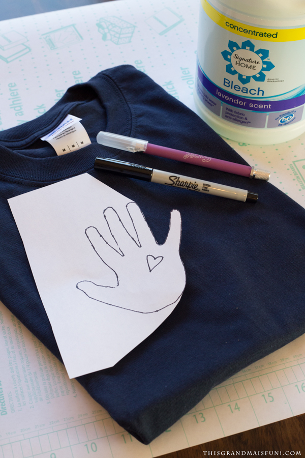 Father's day is just around the corner. I have the perfect gift you can help your grandchildren make for Dad on his special day. An Easy Fathers Day Shirt personalized with your grandchild's handprint. This is a fun, quick and easy project that Dad will love to wear over and over again! And you can always make a second one for Grandpa! (Grandpas love this kind of stuff!) 