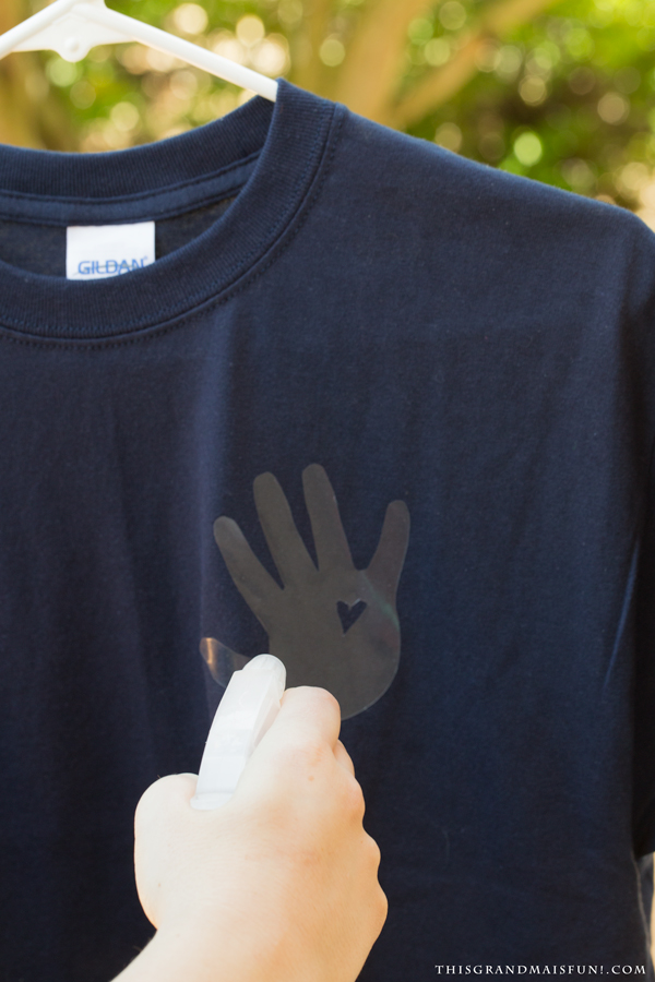 Father's day is just around the corner. I have the perfect gift you can help your grandchildren make for Dad on his special day. An Easy Fathers Day Shirt personalized with your grandchild's handprint. This is a fun, quick and easy project that Dad will love to wear over and over again! And you can always make a second one for Grandpa! (Grandpas love this kind of stuff!) 