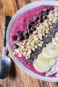 berry-almond-smoothie-bowl