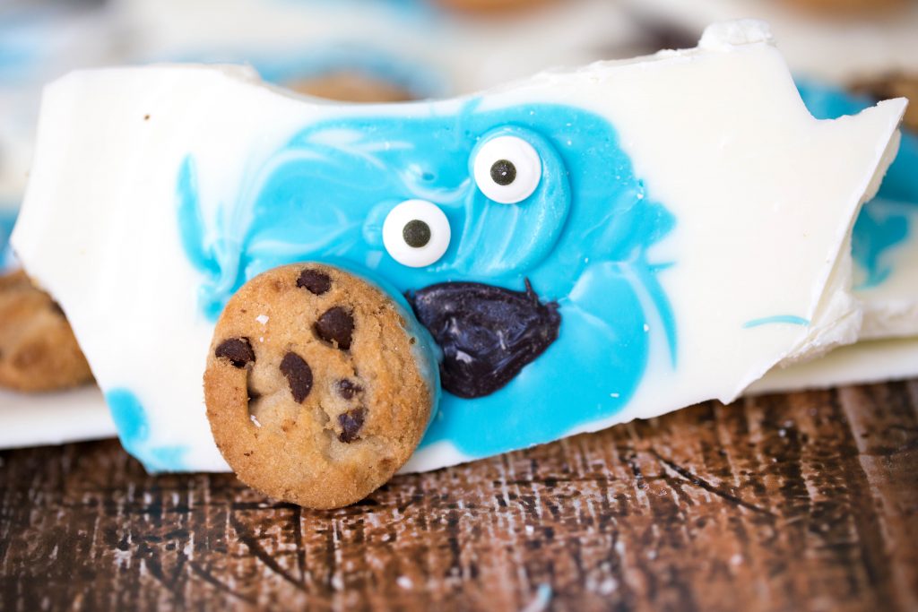 Looking for a fun idea that any kid would enjoy? Who doesn't like Cookie Monster? Candy bark is super easy to make, it sets up fast so that your kids don't have to wait a long time to eat the fruit of their labors. Just about any kid can help with this craft/recipe.