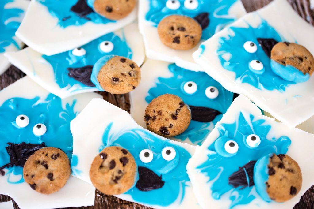 Looking for a fun idea that any kid would enjoy? Who doesn't like Cookie Monster? Cookie Monster Bark is super easy to make, it sets up fast so that your kids don't have to wait a long time to eat the fruit of their labors. Just about any kid can help with this craft/recipe. 