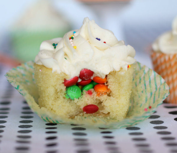 vanilla-cupcakes-surprise-inside-RC