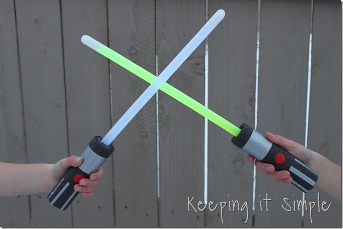 DIY-Glowing-Star-Wars-Light-Sabers (9)_thumb