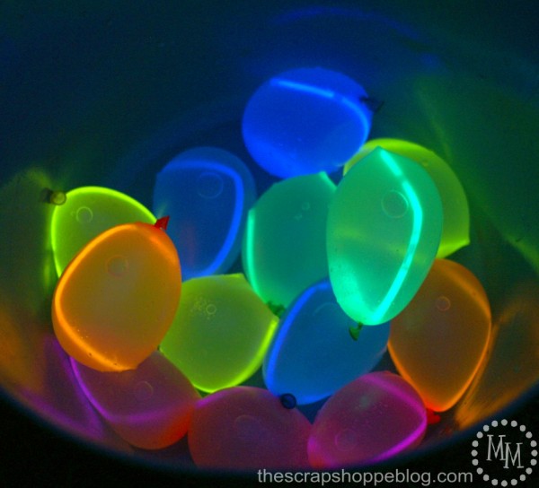 glow-in-the-dark-water-balloon-fight-600x544