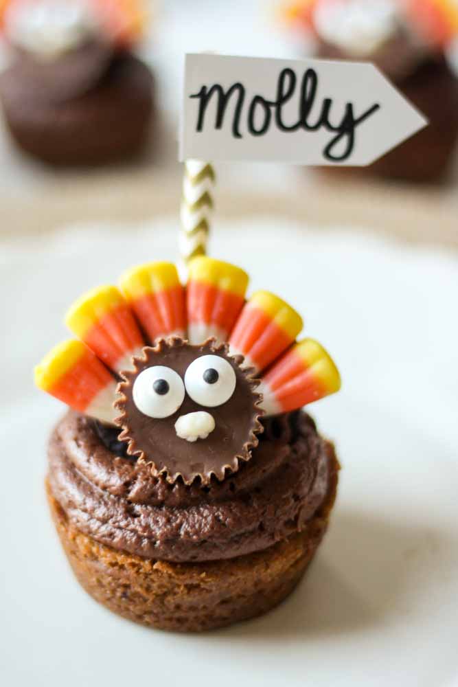 Are you looking for a fun and creative way to set your Thanksgiving day table? Then look no further than these adorable Thanksgiving Cookie