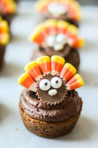 Are you looking for a fun and creative way to set your Thanksgiving day table? Then look no further than these adorable Thanksgiving Cookie