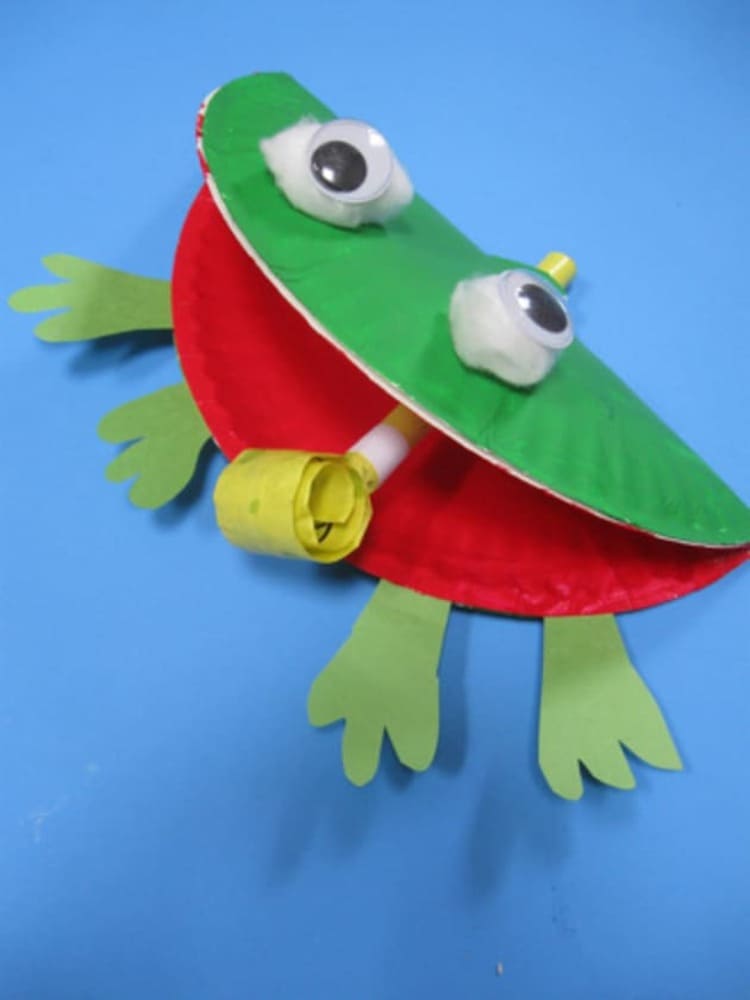 paper plate craft frog on a blue background