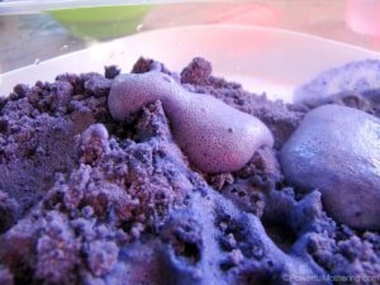 Fizzy Cloud Dough - colored cloud dough that fizzes! Perfect for sensory play